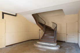 Escalier du corps central, vue de trois-quarts gauche. © Région Bourgogne-Franche-Comté, Inventaire du patrimoine