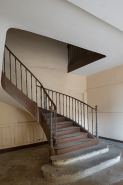 Escalier du corps central, vue de trois-quarts droit. © Région Bourgogne-Franche-Comté, Inventaire du patrimoine