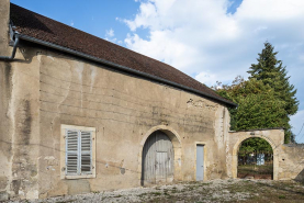 Corps de bâtiment nord, vue de trois-quarts droit, et arcade. © Région Bourgogne-Franche-Comté, Inventaire du patrimoine