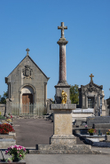 Allée centrale avec la croix monumentale et la chapelle de la famille de Bauffremont. © Région Bourgogne-Franche-Comté, Inventaire du patrimoine