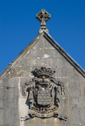 Chapelle funéraire de la famille Bauffremont, pignon, armoiries et croix nimbée. © Région Bourgogne-Franche-Comté, Inventaire du patrimoine