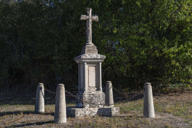 Croix monumentale de la rue de la Croix de Pierre. © Région Bourgogne-Franche-Comté, Inventaire du patrimoine