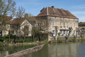 Façade sud du corps principal et terrasse donnant sur la Saône. © Région Bourgogne-Franche-Comté, Inventaire du patrimoine