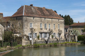 Façade sud du corps principal et terrasse donnant sur la Saône. © Région Bourgogne-Franche-Comté, Inventaire du patrimoine