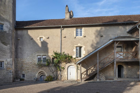Façade est de l'aile latérale ouest, vue depuis l'est. © Région Bourgogne-Franche-Comté, Inventaire du patrimoine