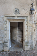 Encadrement de la porte de la tour d'escalier (porte ouverte). © Région Bourgogne-Franche-Comté, Inventaire du patrimoine