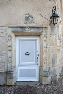 Encadrement de la porte de la tour d'escalier (porte fermée). © Région Bourgogne-Franche-Comté, Inventaire du patrimoine