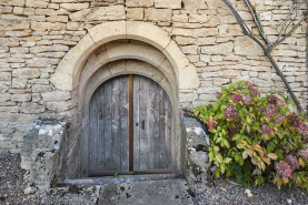 Porte de cave de l'aile ouest donnant sur la cour. © Région Bourgogne-Franche-Comté, Inventaire du patrimoine