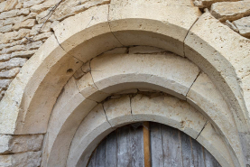 Porte de cave de l'aile ouest, détail de la voussure. © Région Bourgogne-Franche-Comté, Inventaire du patrimoine