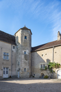 Tour d'escalier et cour, vue depuis le nord-est. © Région Bourgogne-Franche-Comté, Inventaire du patrimoine