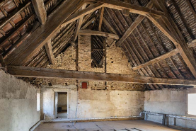 Comble du corps principal avec charpente en bois apparente, vue en direction de l'est. © Région Bourgogne-Franche-Comté, Inventaire du patrimoine