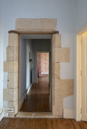 Premier étage du corps principal, porte séparant les deux parties constitutives (vue vers l'est). © Région Bourgogne-Franche-Comté, Inventaire du patrimoine