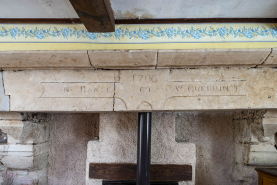 Inscriptions portées sur le manteau de la cheminée. © Région Bourgogne-Franche-Comté, Inventaire du patrimoine
