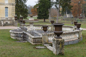 Fontaine et abreuvoir dans la cour de l'écurie, vue depuis le sud. © Région Bourgogne-Franche-Comté, Inventaire du patrimoine