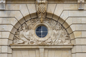 Tympan percé d'un oculus et orné d'un relief représentant un trophée de chasse. © Région Bourgogne-Franche-Comté, Inventaire du patrimoine