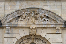 Fronton cintré orné d'un haut-relief représentant trois chevaux, vue de face. © Région Bourgogne-Franche-Comté, Inventaire du patrimoine