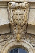 Agrafe à cuir découpé et hure de sanglier, portant les armoiries de la famille de Bauffremont. © Région Bourgogne-Franche-Comté, Inventaire du patrimoine