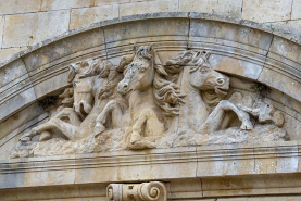 Fronton cintré orné d'un haut-relief représentant trois chevaux, vue de trois-quarts. © Région Bourgogne-Franche-Comté, Inventaire du patrimoine