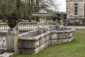 Fontaine et abreuvoir dans la cour de l'écurie, vue depuis le nord. © Région Bourgogne-Franche-Comté, Inventaire du patrimoine