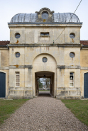Élévation du pavillon central sur les dépendances. © Région Bourgogne-Franche-Comté, Inventaire du patrimoine