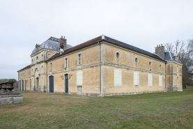 Façade ouest et façade sud de l'écurie. © Région Bourgogne-Franche-Comté, Inventaire du patrimoine
