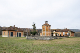 Dépendances et pigeonnier, vue d'ensemble depuis le sud-est. © Région Bourgogne-Franche-Comté, Inventaire du patrimoine