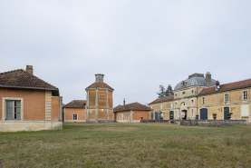 Dépendances et pigeonnier, vue d'ensemble depuis le sud-ouest. © Région Bourgogne-Franche-Comté, Inventaire du patrimoine