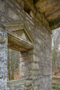 Baie et fronton donnant sur le pronaos. © Région Bourgogne-Franche-Comté, Inventaire du patrimoine