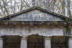 Inscription « ΟΔΕΟΣ ΟΒΕΟΣ » sur la frise. © Région Bourgogne-Franche-Comté, Inventaire du patrimoine