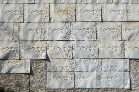 Panneaux publicitaires pour les cycles Panneton utilisés en essentage sur un bâtiment de Villers-le-Lac. © Région Bourgogne-Franche-Comté, Inventaire du patrimoine