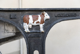 Vache et marque Le Montagnard. © Région Bourgogne-Franche-Comté, Inventaire du patrimoine