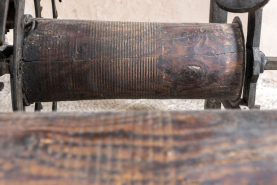 Corps arrière droit (sonnerie des quarts d'heure) : tambour en bois. © Région Bourgogne-Franche-Comté, Inventaire du patrimoine