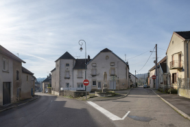 Petite place à l'intersection des rue de l'Eglise et de la Chapelle. © Région Bourgogne-Franche-Comté, Inventaire du patrimoine