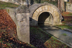 Mur de soutènement, vue depuis le sud. © Région Bourgogne-Franche-Comté, Inventaire du patrimoine