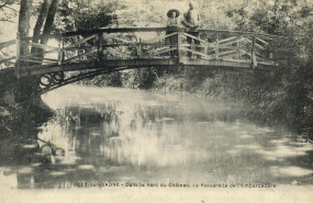 Étang, île et passerelle dans le parc. © Région Bourgogne-Franche-Comté, Inventaire du patrimoine