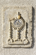 Relief eucharistique remployé sur la façade de la maison 6 rue du Treuil. © Région Bourgogne-Franche-Comté, Inventaire du patrimoine