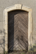 Porte d'entrée ornée d'une clé portant inscription dans le linteau. (Détail de la maison 2 rue du Château) © Région Bourgogne-Franche-Comté, Inventaire du patrimoine