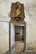 Depuis l'église, vue sur la sacristie. Vierge à l'enfant en couronnement de la porte. © Région Bourgogne-Franche-Comté, Inventaire du patrimoine