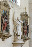 Vue de trois-quart de deux des stations du chemin de croix et d'une sculpture de Jeanne d'Arc. © Région Bourgogne-Franche-Comté, Inventaire du patrimoine