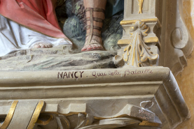 Détail de signature du chemin de croix : Nancy Quai de la Bataille.  (Arthur Pierron : 1840-1906) © Région Bourgogne-Franche-Comté, Inventaire du patrimoine