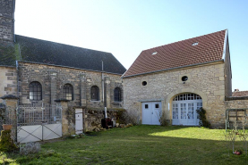 Depuis la cour au nord, vue de trois-quart de la façade antérieure de la dépendance et de l'église. © Région Bourgogne-Franche-Comté, Inventaire du patrimoine