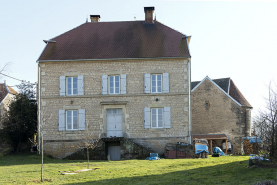 Vue de face de la façade postérieure de la maison, du pignon nord de la dépendance et du chevet hémisphérique de l'église. © Région Bourgogne-Franche-Comté, Inventaire du patrimoine