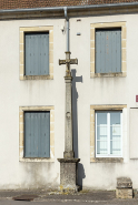 Croix réinstallée devant la mairie. © Région Bourgogne-Franche-Comté, Inventaire du patrimoine