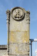 Vue rapprochée du pilier gauche sculpté de la porte flamande. © Région Bourgogne-Franche-Comté, Inventaire du patrimoine