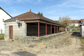 Vue de trois-quart sud-est du lavoir à l'entrée sud-est du village. © Région Bourgogne-Franche-Comté, Inventaire du patrimoine
