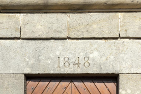 Vue rapprochée du linteau daté de la porte d'entrée du lavoir à l'entrée sud-est du village. © Région Bourgogne-Franche-Comté, Inventaire du patrimoine