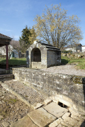 Vue de trois quart sud-est de l'édicule sur la source jouxtant le lavoir. © Région Bourgogne-Franche-Comté, Inventaire du patrimoine