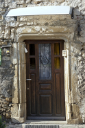 Ferme à l'ouest de l'ancienne cure (parcelles cadastrées D 562 et 446) : vue rapprochée de la porte à piédroits moulurés. (remploi?) © Région Bourgogne-Franche-Comté, Inventaire du patrimoine
