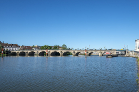 Vue d'ensemble du pont en pierre de Gray. © Région Bourgogne-Franche-Comté, Inventaire du patrimoine