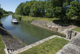 Bateau de plaisance en approche de la porte de garde. © Région Bourgogne-Franche-Comté, Inventaire du patrimoine